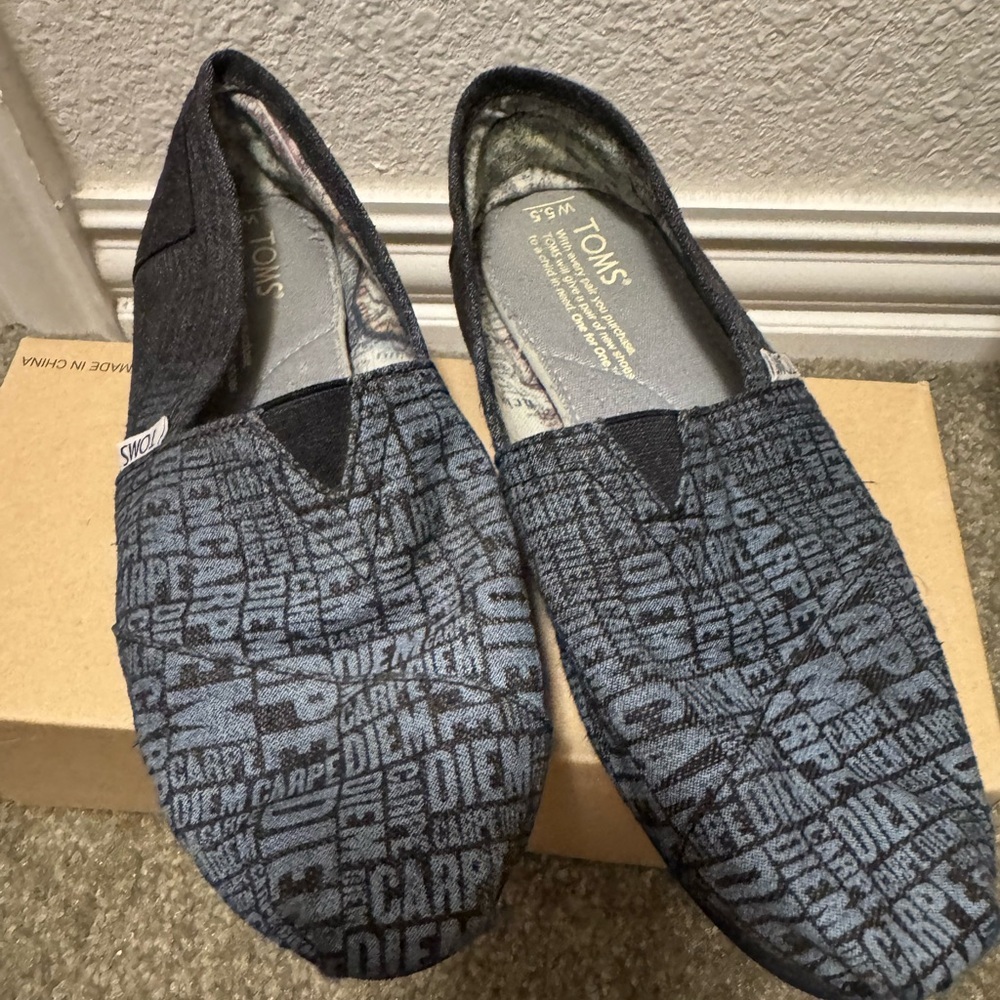 TOMS Women’s Black Slip-On Shoes Carpe Diem Sz 5.5